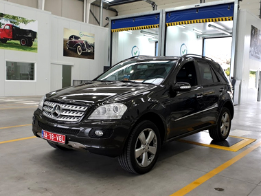 Mercedes ML320 has rear axle weighed during ITV import test Mercedes ML320 at ITV